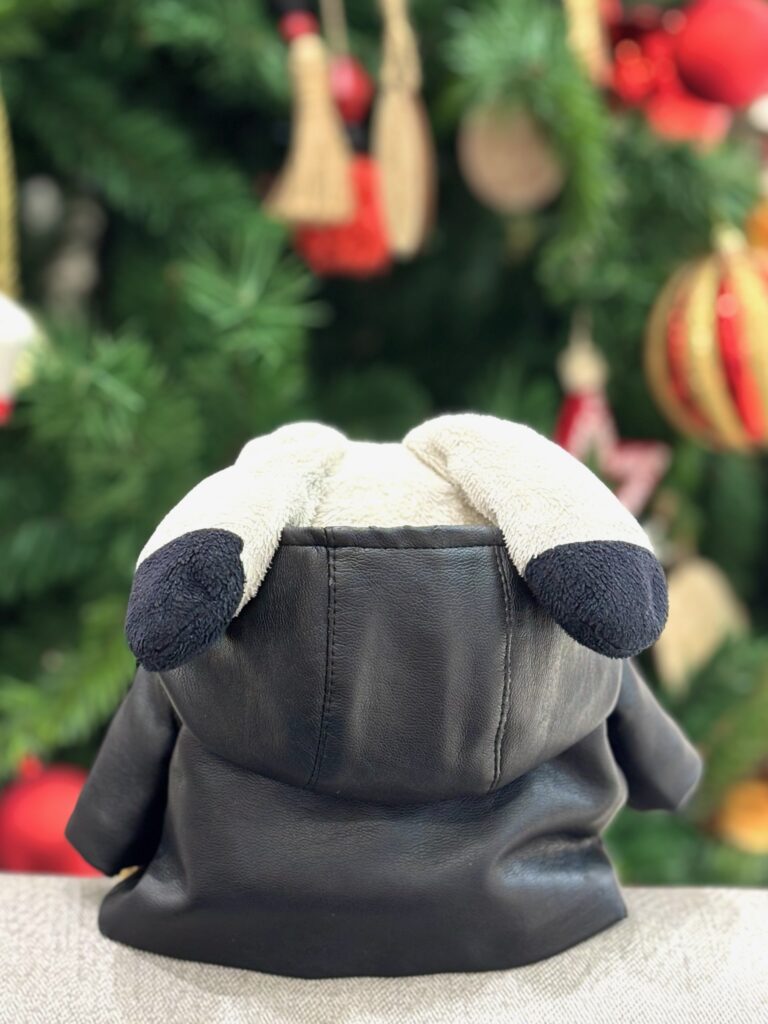 後ろ姿で見るお揃いで仲良しのへもの合皮のアウターの画像です。